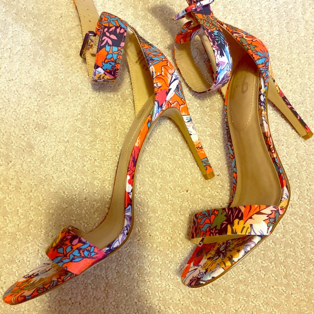 FLORAL ANKLE PUMPS